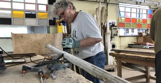 photo  l’atelier de démantèlement des menuiseries de l’esiam est une vitrine du savoir-faire de l’entreprise à but d’emploi (ebe).  &copy;  archives co - fabien gouault 