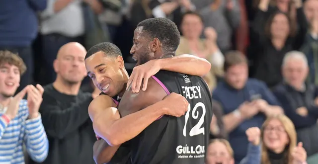 photo  siyani chambers et kentan facey ont la chance d’évoluer dans une salle constamment pleine.  &copy;  guillaume marie 