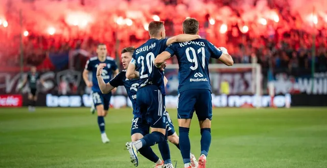 photo  les joueurs du wisla plock célèbrent un but contre le wisla cracovie, en 2025. le club a retrouvé l’élite du football polonais après deux années d’absence et se retrouve aujourd’hui leader de la saison 2025-2026 après dix-huit journées.  &copy;  marcin golba/nurphoto via afp 