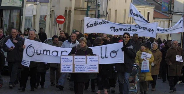 photo  le 11 février 2006, quelque 400 personnes avaient manifesté à cholet (maine-et-loire) en soutien à oumar diallo.  &copy;  archives ouest-france 