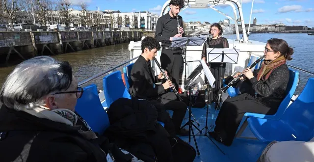photo  la folle journée de nantes a été lancée sur la loire par azalaïs, quatuor de clarinettistes sur une navette navibus. photo : jérôme fouquet/ouest-france.  &copy;  jérôme fouquet/ouest-france 