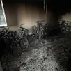 photo  seize vélos ont brûlé dans le local. 