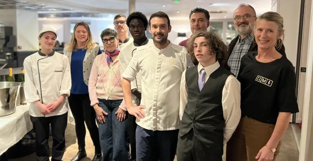 photo  samuel albert, ici au côté de l’ensemble des organisateurs présents, apporte son soutien aux étudiants en médecine et en pharmacie.  &copy;  ouest-france 