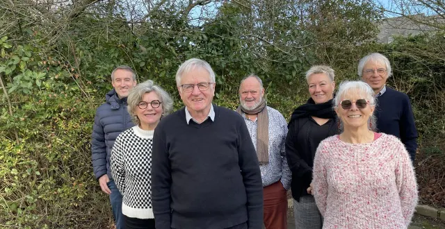 photo  auprès de jacques graveleau, tête de liste, bernadette gohier, marie-claude cailleau, stéphanie dupeyroux, pierre narbonne, marcel le meut et matthieu brandière forme demain avrillé.  &copy;  co 
