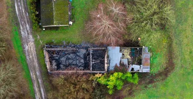 photo  mi-janvier, la dépendance de la maison où se trouvait le laboratoire a été détruite par un incendie.  &copy;  photo co – josselin clair 