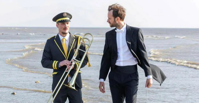 photo  dans le film « en fanfare », réalisé par emmanuel courcol, pierre lottin (à gauche)  joue un musicien amateur.  &copy;  diaphana distribution 
