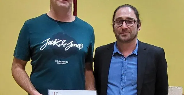 photo  jean-baptiste fortin, maire de cirières, a récompensé fabien chessé pour ses vingt années au service de la commune.  &copy;  mairie de cirières 