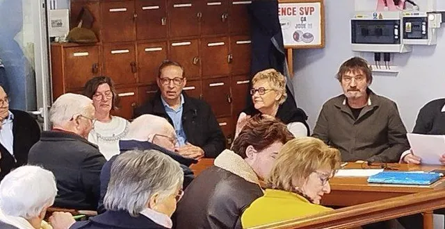 photo  six membres du bureau assis face aux nombreux adhérents : de droite à gauche, le président pierre davy ; christophe delalande, secrétaire ; muriel viau, trésorière ; henri bodet, le vice-président, responsable de la section billard, martine gourdon et guy oger.  &copy;  ouest-france 