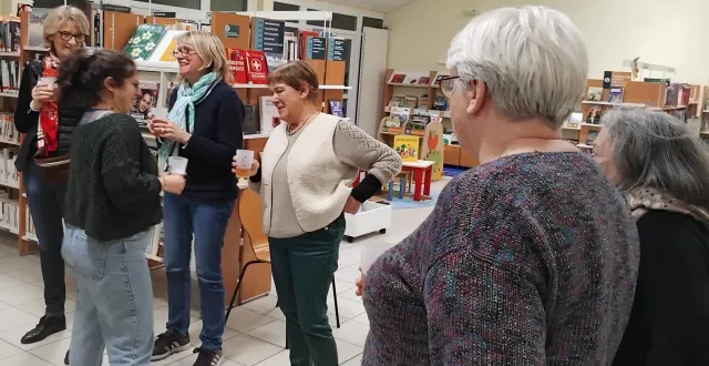 photo  lou-ann, au premier plan à gauche, en discussion avec les bénévoles de la bibliothèque de tiercé.  &copy;  ouest-france. 