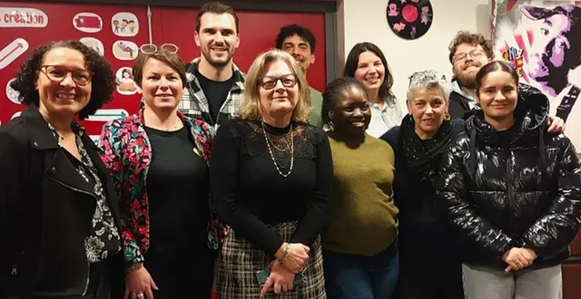 photo  emmanuelle droual, adjointe déléguée famille, enfance, jeunesse et peggy massol, adjointe déléguée aux solidarités aînés, ici aux côtés de l’équipe de la mja.  &copy;  ouest-france 