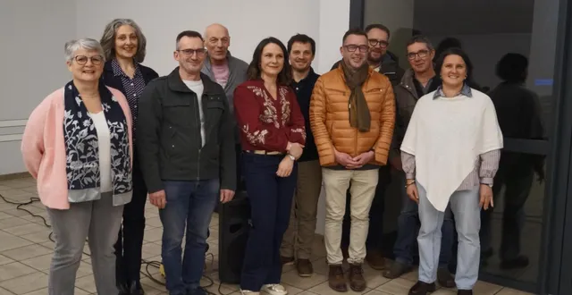 photo  sébastien chrétien, second à droite, entouré du conseil municipal.  &copy;  ouest-france 