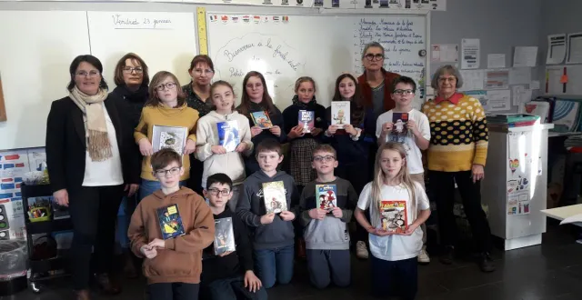 photo  à gauche, troisième rang : christine leclerc, l’enseignante ; puis le comité de sélection : christine laumet, delphine queyranne, catherine houlette et josine stiker-mougeolle, bénévoles à la médiathèque. au 3e rang, 5e position : inès, élue meilleure lectrice de la classe.  &copy;  ouest-france 