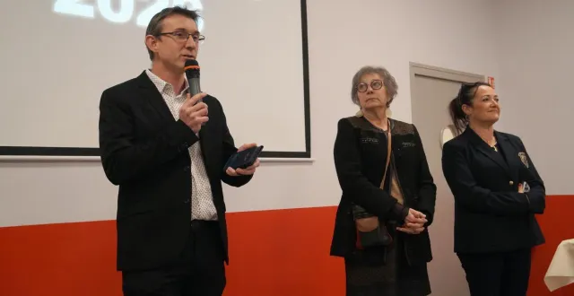photo  le maire, christian duriez, accompagné de béatrice guyot, conseillère départementale et de catherine meunier, conseillère régionale.  &copy;  ouest-france 