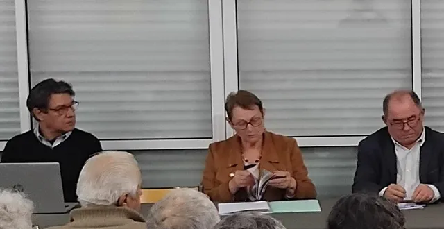 photo  jeannine gasté aux côtés de bruno cheptou, conseiller départemental (à droite) et christian poirier (président de l’ud49) pour le don du sang (à gauche).  &copy;  co 