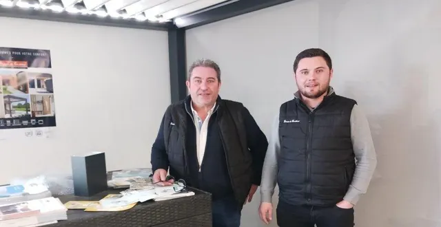 photo  mathieu delanoue (à droite) avec son père christophe delanoue de l’entreprise dm alu.  &copy;  ouest-france 