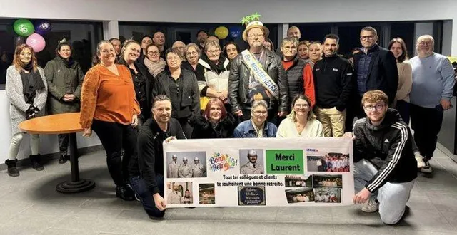 photo  la direction et les collègues de laurent philippe (au centre) sont venus lui souhaiter une bonne retraite.  &copy;  co 