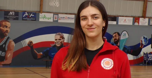photo  axelle chapron entraîne les jeunes au club de basket de changé.  &copy;  le maine libre 
