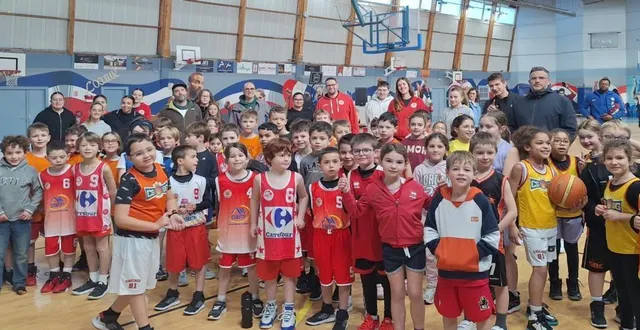 photo  les 60 participants au rassemblement des u9 de la sarthe qui s’est déroulé à changé.  &copy;  le maine libre 