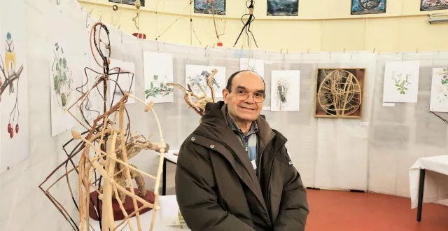 photo  dominique mansion sculpte de l’osier, du frêne, du charme.  &copy;  le maine libre 