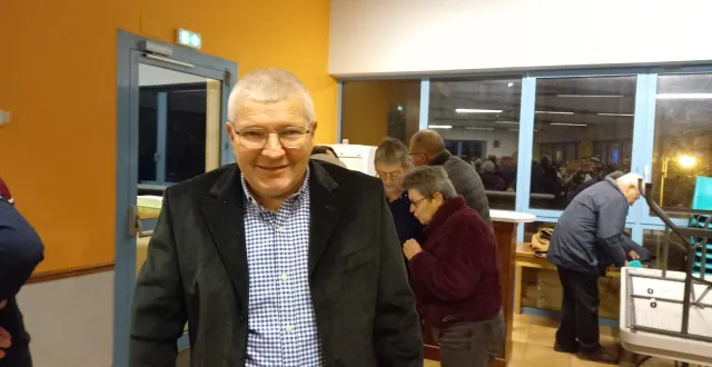 photo  frédéric cosson parmi ses administrés le soir de ses vœux.  &copy;  ouest-france 