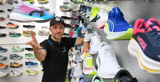 photo  la folie des chaussures de course à pied nouvelle génération gagne tous les magasins, à angers et ailleurs.  &copy;  co - josselin clair 