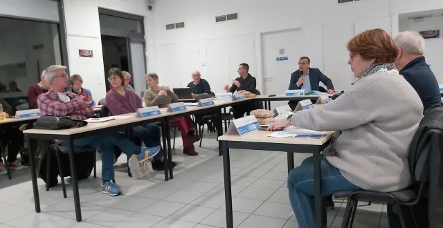 photo  hervé roncière (au fond avec le micro), maire de montval-sur-loir, a conduit le débat d’orientation budgétaire.  &copy;  le maine libre 