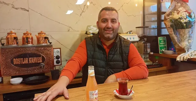 photo  cengiz gül derrière le comptoir du dostlar kahvesi où le thé est servi dans le petit verre traditionnel à dos fin.  &copy;  le maine libre 