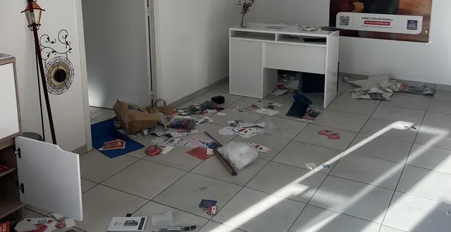 photo  dossiers, matériel et documentation ont été jetés au sol lors du saccage de l’antenne du secours catholique à honfleur, entre jeudi 22 et samedi 24 janvier 2026.  &copy;  photo fournie par le secours catholique de honfleur 