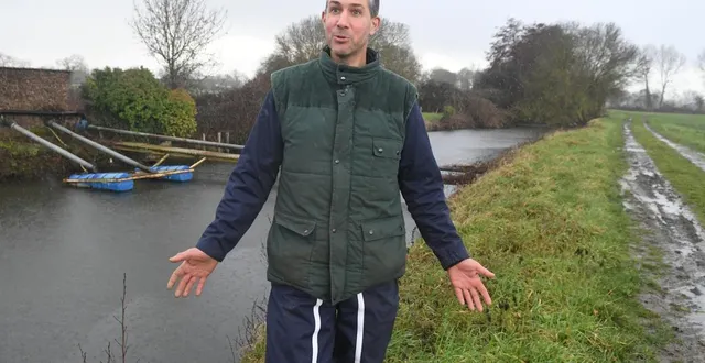 photo  longué-jumelles, le 23 janvier 2026. derrière antony blourdier, les tuyaux des pompes flottent sur le lathan, bien gonflé par les pluies hivernales.  &copy;  co michel durigneux 