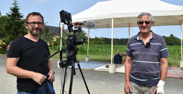 photo  claude lors de la rencontre avec andré chambrier lors d’un symposium de sculptures monumentales en juillet.  &copy;  archives le maine libre 
