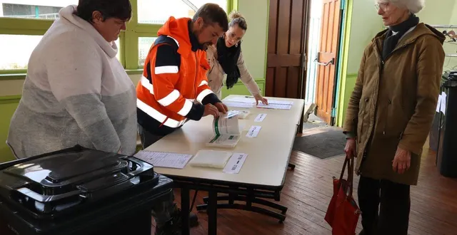 photo  les habitants de courcebœufs qui se sont inscrits, sont venus à la salle polyvalente, retirer leur nouveau bac ordures ménagères.  &copy;  le maine libre 