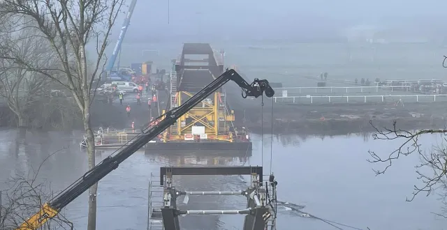 photo  ce jeudi matin, le niveau d’eau est trop haut et le débit encore trop fort pour permettre la pose de la passerelle.  &copy;  le maine libre 