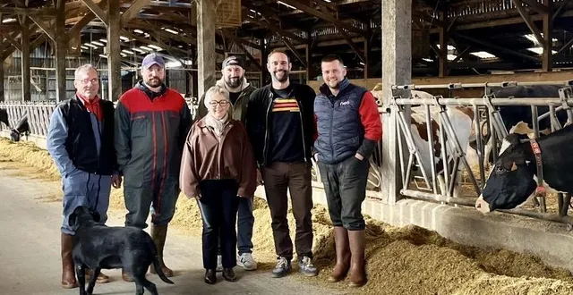 photo  édouard bergeon et jérôme bayle sont venus rendre visite à la famille barré, à vimartin-sur-orthe.  &copy;  édouard bergeon 
