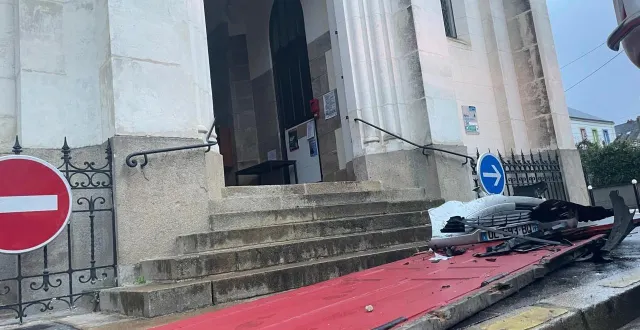 photo  une voiture a percuté la porte principale de l’église sainte-anne ce jeudi 29 janvier.  &copy;  ouest france 