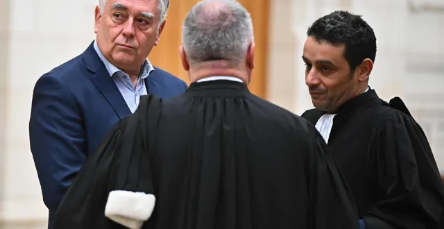 photo  gilles bourdouleix, maire de cholet, avec ses avocats, lors du procès du feu d’artifice mortel, en novembre 2025.  &copy;  franck dubray / ouest france 