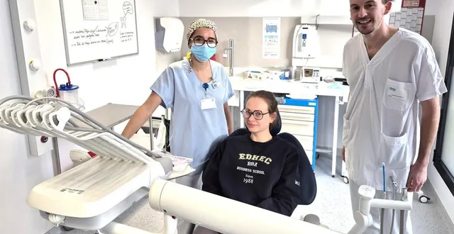 photo  andréa ribeiro, étudiante en chirurgie dentaire, et romain jacq, chef du nouveau service de formation o + à rouen (seine-maritime), avec leur patiente, marie.  &copy;  ouest-france 