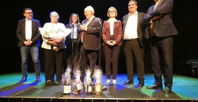 photo  jean-claude lenoir avec des élus derrière ses cadeaux  &copy;  ouest-france 