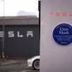 photo  londres, novembre 2025. aux abords d’une concession tesla visée par une action anti-elon musk, désigné « plus grand loser du monde » sur des fausses plaques honorifiques. 