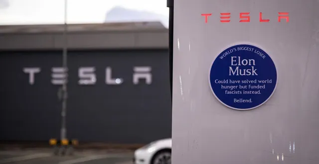 photo  londres, novembre 2025. aux abords d’une concession tesla visée par une action anti-elon musk, désigné « plus grand loser du monde » sur des fausses plaques honorifiques.  &copy;  afp 