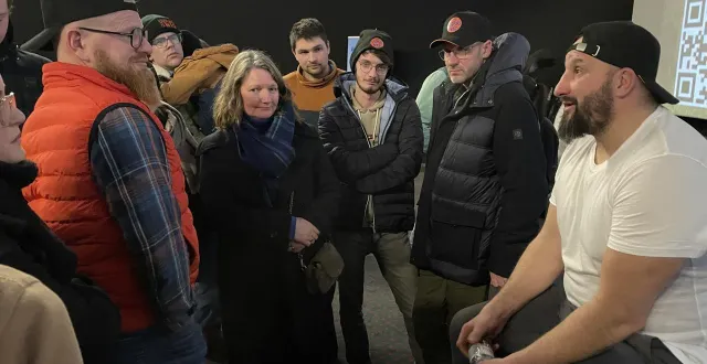 photo  jérôme bayle (à droite) a échangé avec les agriculteurs de la salle. ici avec les ultras de la n12, qui avaient organisé des barrages dans l’orne.  &copy;  ouest-france 