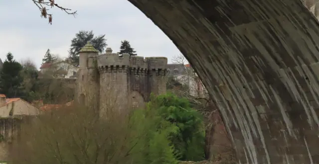 photo  la tour saint-jacques est l’un des atouts touristiques de parthenay.  &copy;  co 