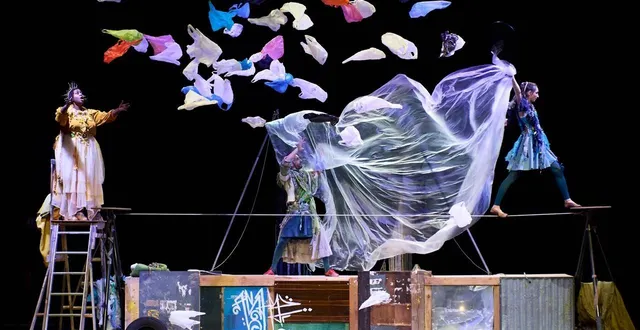 photo  invisibles mêle cirque, chant et théâtre.  &copy;  emilie_sfez 