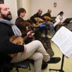 photo ramzi aburedwan, musicien et fondateur d’al kamandjati, ici avec les musiciens palestiniens accueillis en france dans le cadre du programme pause initié par le collège de france.