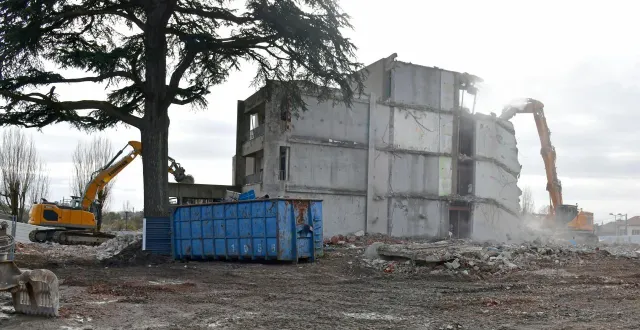 photo  il ne reste quasiment plus rien de l’ancienne maison de retraite du grand-cèdre.  &copy;  co - marie delage 