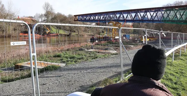 photo  le déploiement de la passerelle de sablé-sur-sarthe au-dessus de la rivière avait été suspendu, mercredi 28 janvier 2026, face au débit trop important de la sarthe qui compromettait la sécurité de l’opération.  &copy;  ouest-france 