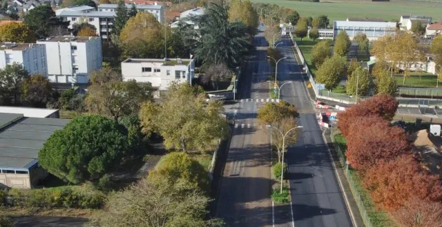 photo  la caserne actuelle (à gauche) doit à terme déménager de l’autre côté du boulevard 8-mai, au-delà de la rue ernest-pérochon.  &copy;  archives co 
