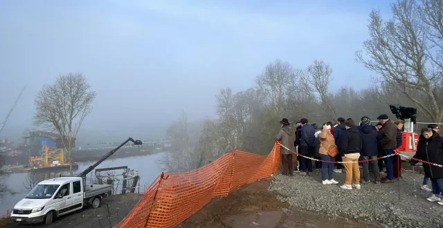 photo  un petit attroupement s’était formé à l’hippodrome et côté rue des jumeaux (photo), le mercredi 28 janvier.  &copy;  le maine libre 