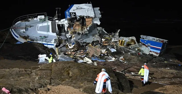 photo  le démantèlement du chalutier lorientais santa anna maria, échoué aux sables-d'olonne, a commencé mercredi 28 janvier.  &copy;  jérôme fouquet, ouest-france 