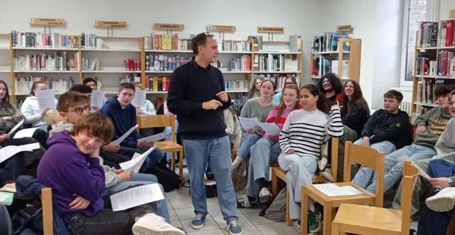 photo  une belle ouverture à la littérature contemporaine pour les élèves de la seconde du lycée auguste-chevalier, au travers d’un échange avec l’écrivain david coulon.  &copy;  ouest-france. 