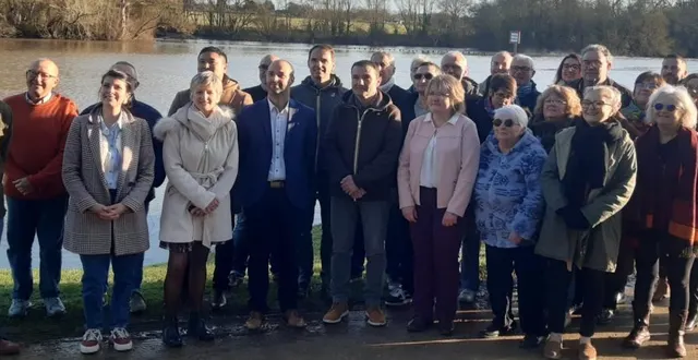 photo  sylviane duarte (quatrième à partir de la droite au premier rang) entourée de ses colistiers de la liste « une équipe à l’écoute, un avenir en commun » sur les rives de la mayenne à la roussière.  &copy;  ouest-france 